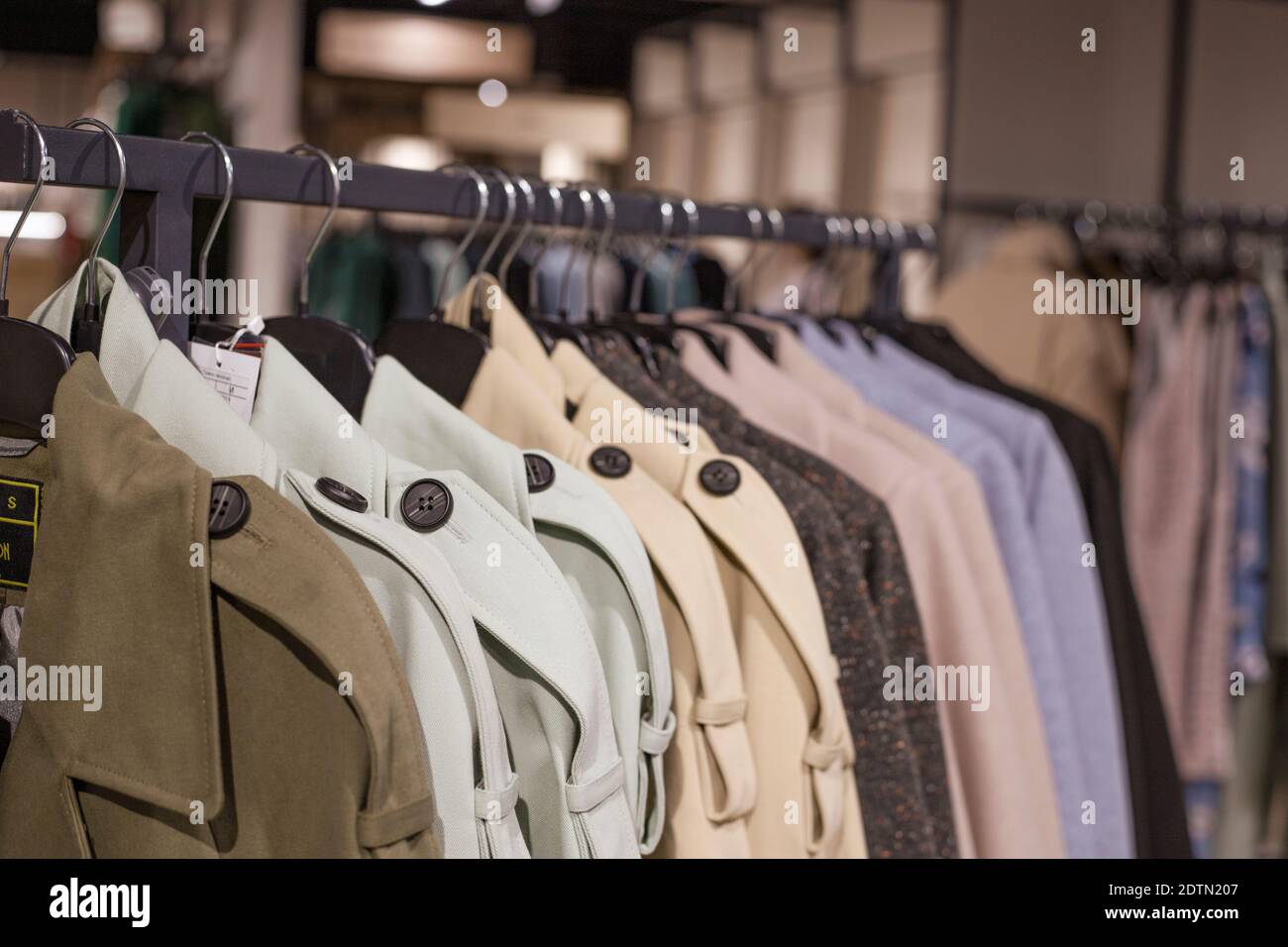 Damenbekleidung - Herbst Winter Kollektion. Denim Jacken auf Kleiderbügeln im Laden. Das Konzept des bewussten Verbrauchs und Recycling der Dinge. Stockfoto