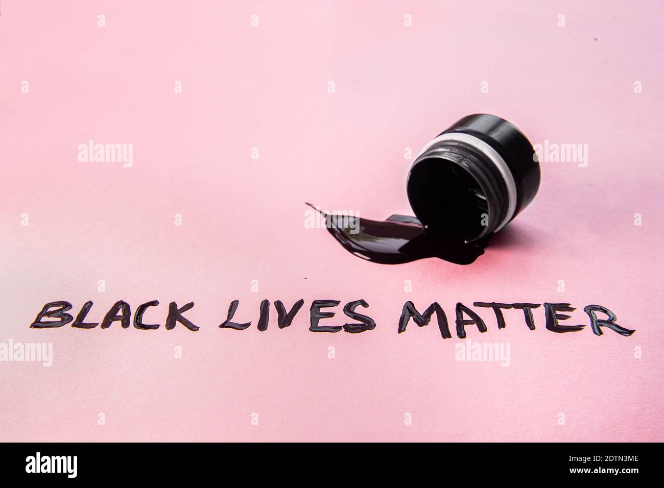Umgedrehte Dose mit schwarzer Farbe, aus der Dose verschüttete Farbe mit Hinweis. Schwarze Leben Sind Wichtig. Gleichheitszeichen. Kein Rassismus-Konzept. Stockfoto