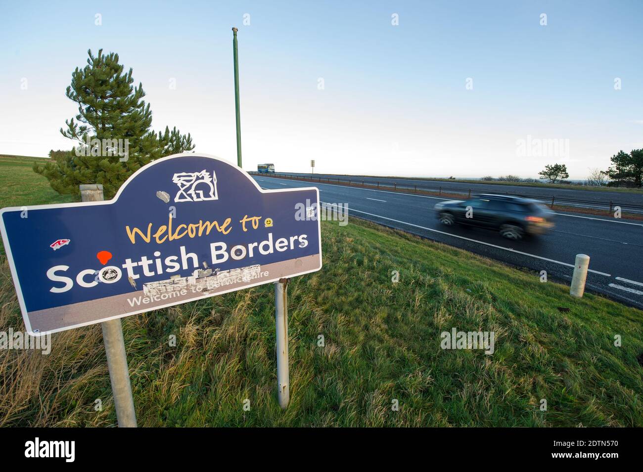 Schottische/englische Grenze, Lamberton, Schottland, Großbritannien. Dezember 2020. Im Bild: Eine recht ruhige A1-Straße, die Schottland mit dem Norden Englands verbindet. Der schottische erste Minister Nicola Sturgeon hatte grenzüberschreitende Reisen verboten, um die Ausbreitung des neuen Coronavirus-Stammes (COVID19) zu stoppen. Es gibt eine kleine Polizeipräsenz, aber der Verkehr ist frei fließend und leicht. Quelle: Colin Fisher/Alamy Live News Stockfoto