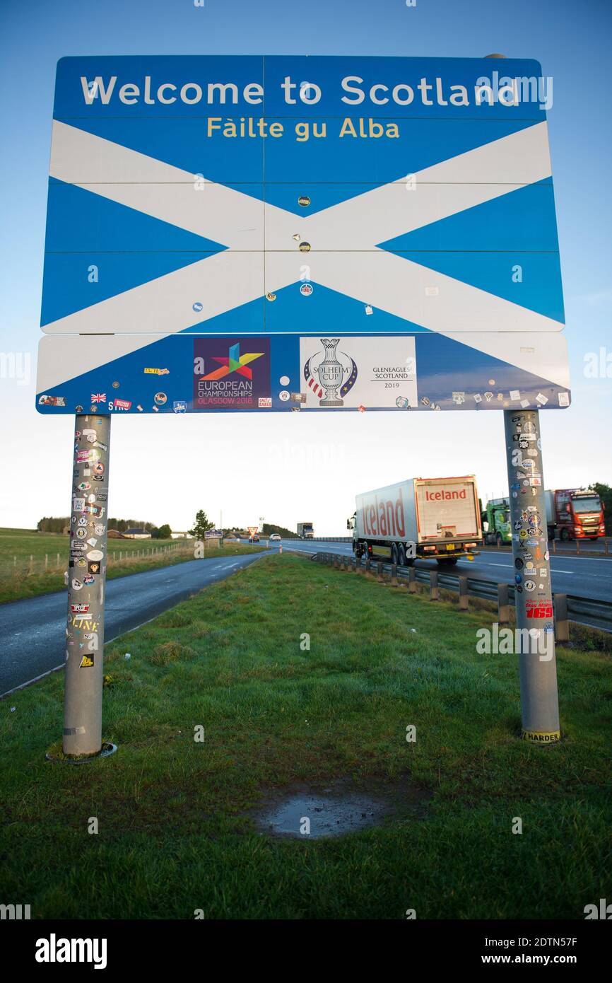 Schottische/englische Grenze, Lamberton, Schottland, Großbritannien. Dezember 2020. Im Bild: Eine recht ruhige A1-Straße, die Schottland mit dem Norden Englands verbindet. Der schottische erste Minister Nicola Sturgeon hatte grenzüberschreitende Reisen verboten, um die Ausbreitung des neuen Coronavirus-Stammes (COVID19) zu stoppen. Es gibt eine kleine Polizeipräsenz, aber der Verkehr ist frei fließend und leicht. Quelle: Colin Fisher/Alamy Live News Stockfoto