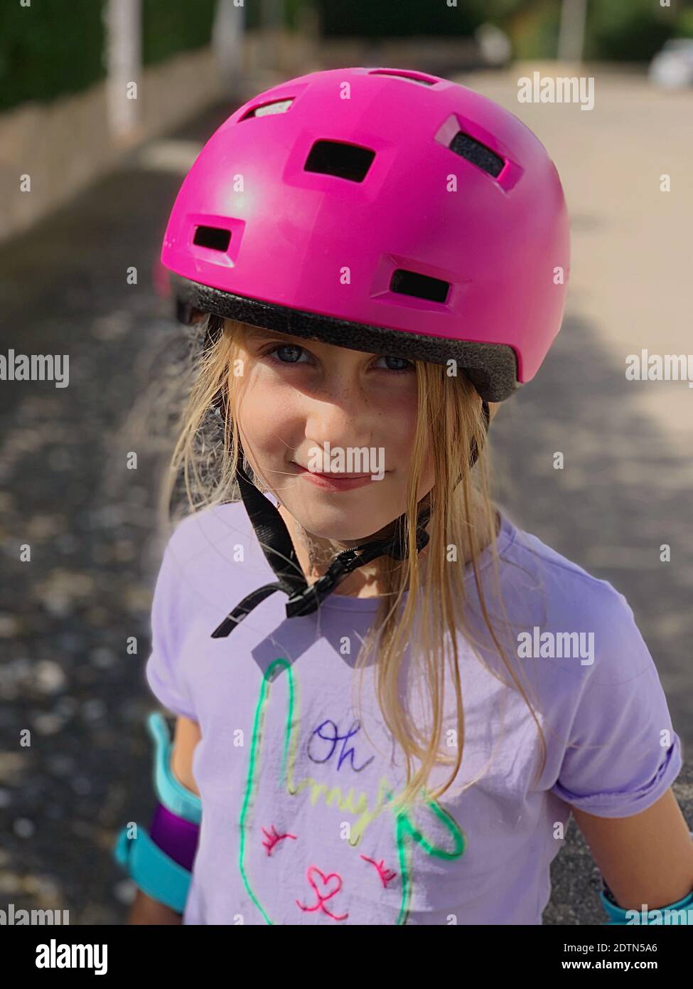 Porträt Eines Mädchens, Das Fahrradhelm Trägt Stockfoto