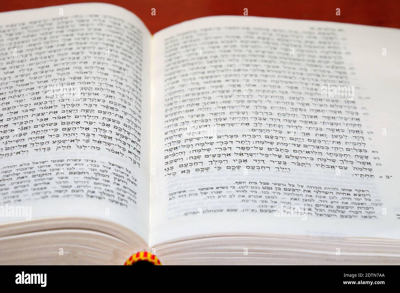 Offenes bibelbuch geschrieben in hebräisch, altes Testament genannt Tanach von juden. Stockfoto