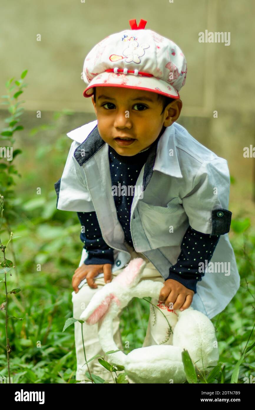 Das Baby sieht so niedlich aus und er findet etwas sein Vorne Stockfoto