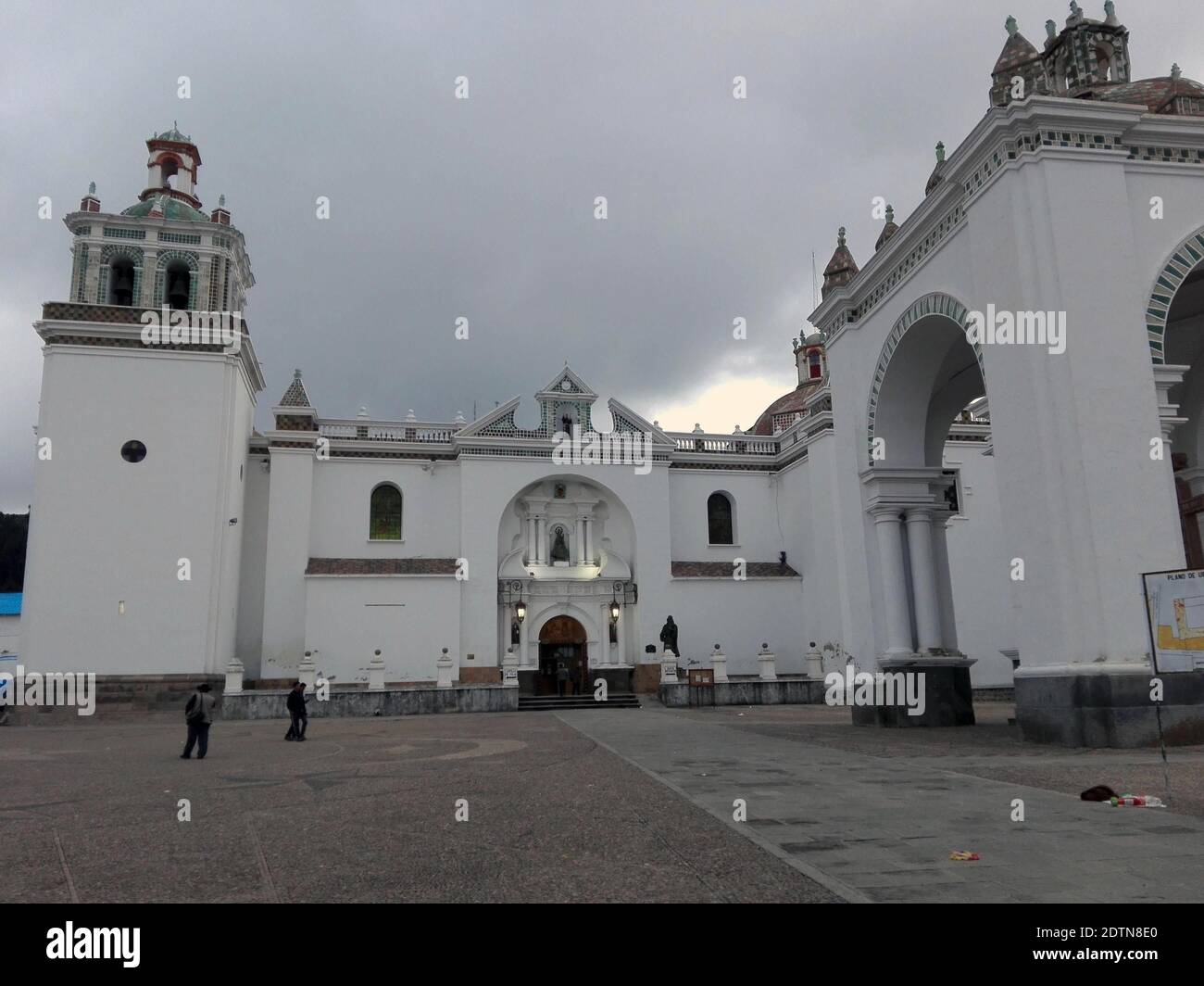 COPACABANA, BOLIVIEN - 09. Jan 2017: Basilica de la Virgen de la Candelaria mit einem bewölkten Tag in Copacabana, Bolivien Stockfoto