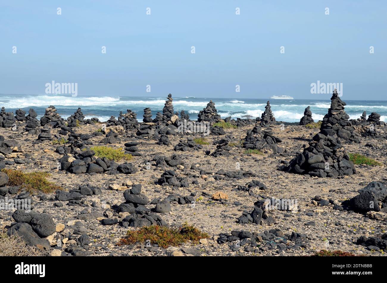 Spanien, Kanarische Inseln, Steinhaufen und Abbrecher an der Küste von Fuerteventura und shp Überquerung des atlantiks Stockfoto