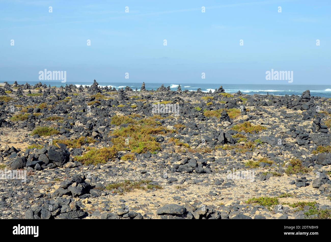 Spanien, Kanarische Inseln, Fuerteventura, Küste mit Stein Haufen Stockfoto