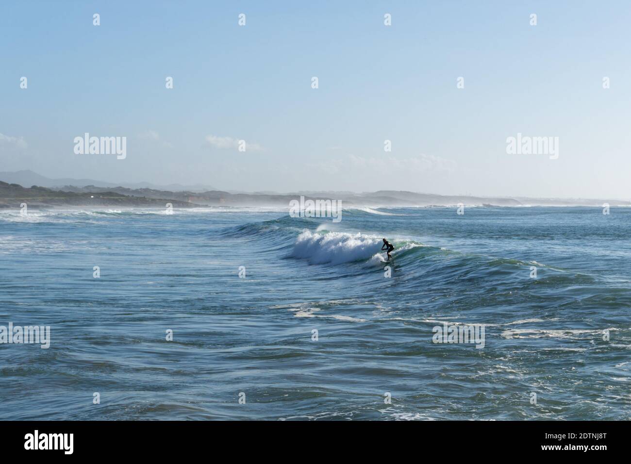 Sines, Portugal - 20. Dezember 2020: Surfer genießen eine Surfstunde am Sao Torpes Strand in Sines an der Alentejo Küste Stockfoto