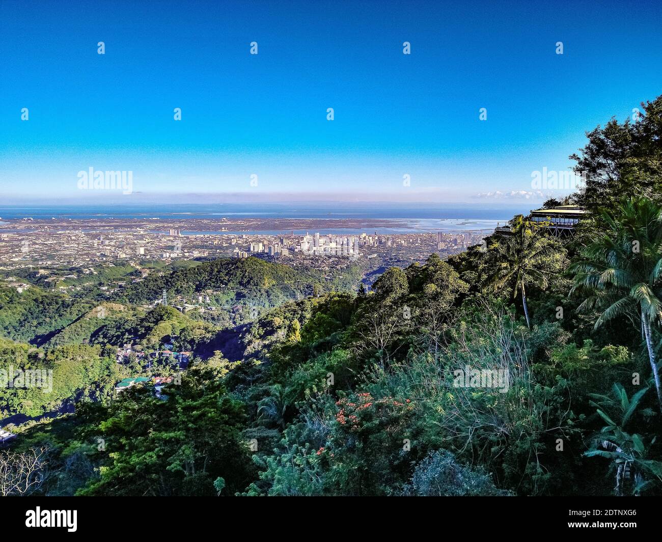 High Angle View Of Stadtbild gegen blauen Himmel Stockfoto