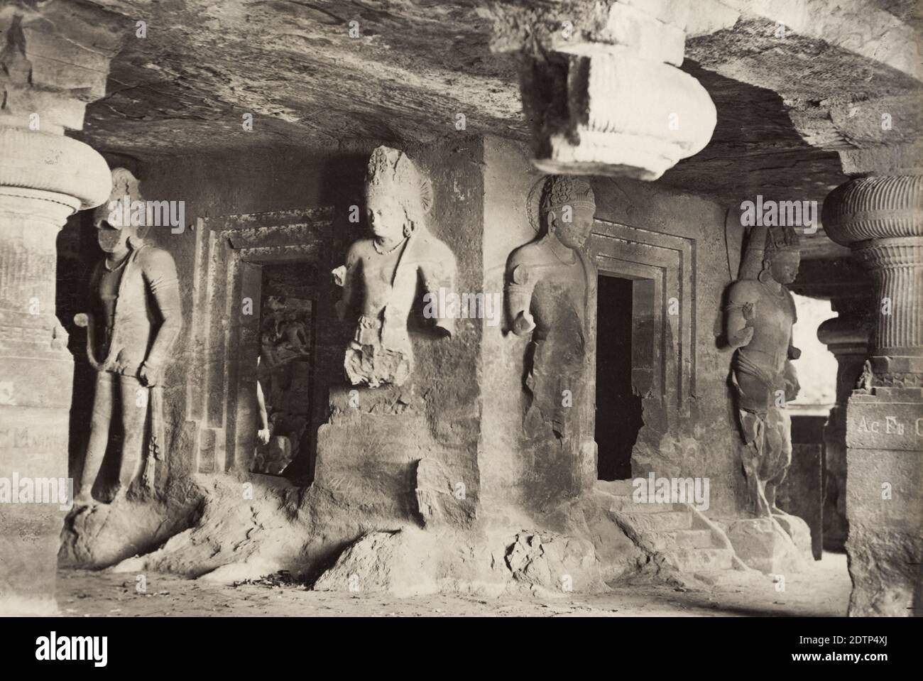 Vintage 19. Jahrhundert Foto - Figuren auf der Linga Höhle, Elephanta, Indien, um 1880. Die Höhlen von Elephanta sind ein UNESCO-Weltkulturerbe und eine Sammlung von Höhlentempeln, die vorwiegend dem hinduistischen gott Shiva gewidmet sind. Sie befinden sich auf der Insel Elephanta, oder Gharapuri, im Hafen von Mumbai, 10 Kilometer östlich von Mumbai im indischen Bundesstaat Mahārāshtra. Stockfoto