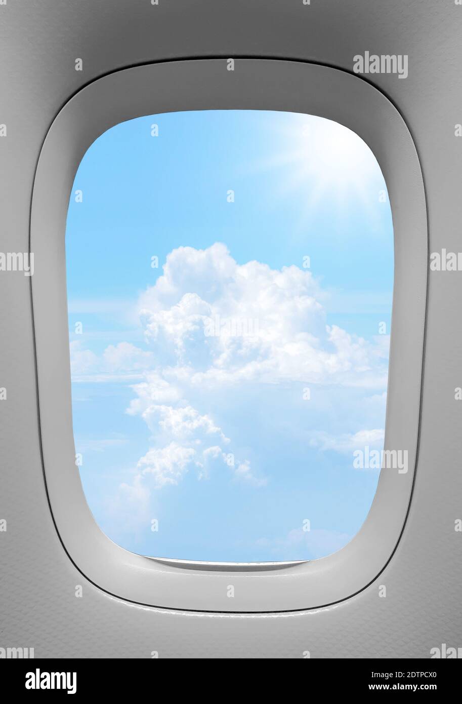 Nahaufnahme des Flugzeugfensters mit den Wolken Himmel Hintergrund. Stockfoto