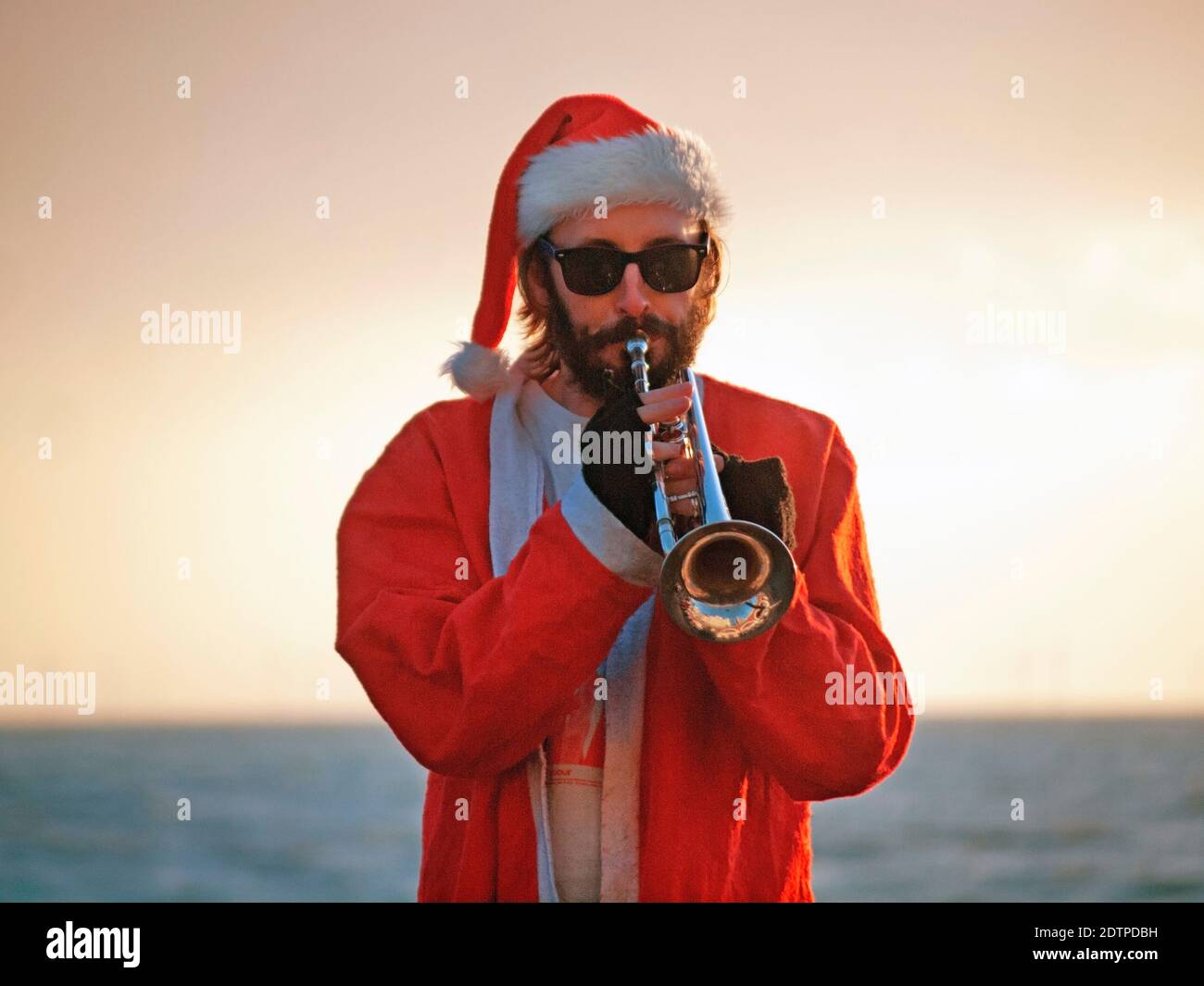 Eine weihnachtliche Band macht Musik an der Küste von Brighton, England Stockfoto