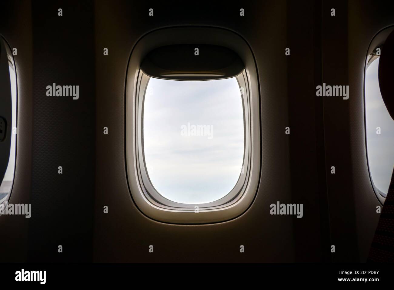 Nahaufnahme der Flugzeugfenster. Stockfoto