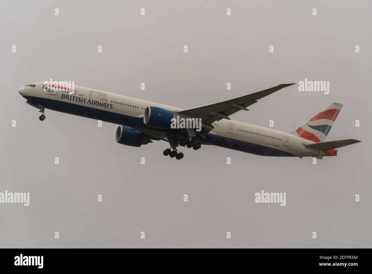 Die Abflüge vom Flughafen London Heathrow werden fortgesetzt, da die Länder die Reise von Großbritannien verbieten und bei sehr tiefem bewölktem Wetter starten. BA 777 nach Mumbai Stockfoto