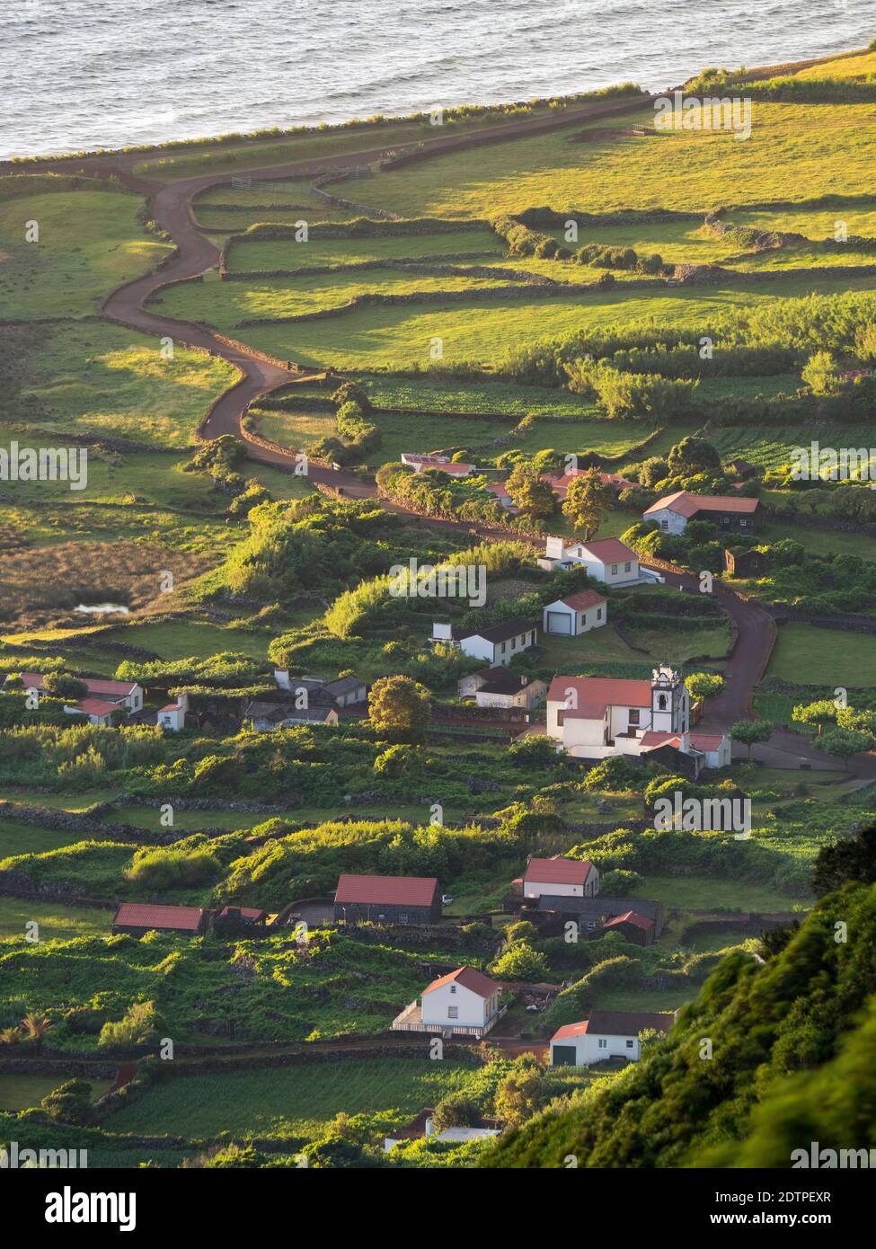 Faja dos Cubres . Sao Jorge Island, eine Insel auf den Azoren (Ilhas dos Acores) im Atlantischen Ozean. Die Azoren sind eine autonome Region von Portuga Stockfoto