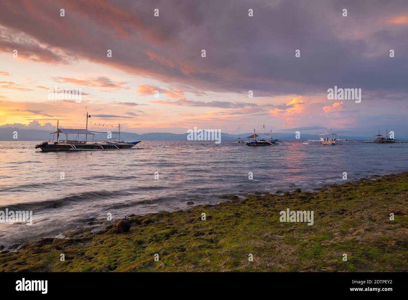 Sonnenuntergang am Strand von Moalboal, Cebu, Philippinen Stockfoto