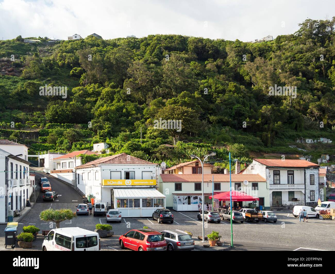 Dorf Calheta. Sao Jorge Island, eine Insel auf den Azoren (Ilhas dos Acores) im Atlantischen Ozean. Die Azoren sind eine autonome Region Portugals. Stockfoto