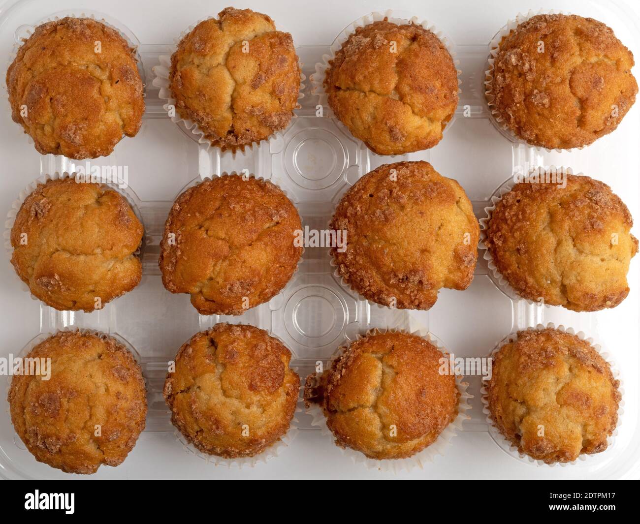 Draufsicht auf mehrere Bananenstreusel-Muffins in einem übersichtlichen Verpackungsablett Stockfoto