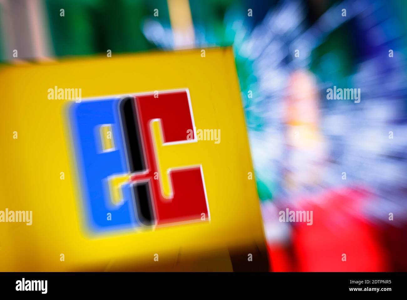 Geldautomat im Zentrum von Berlin. Seit der Corona-Krise zahlen immer mehr Menschen mit Karten oder Smartphones statt mit Bargeld. Kontaktloses Bezahlen boomt, nicht nur wegen des Infektionsrisikos über Münzen und Scheine, das manche vermuten. (Themenbild, Symbolbild) Berlin, 21. Dezember 2020 weltweit im Einsatz Stockfoto