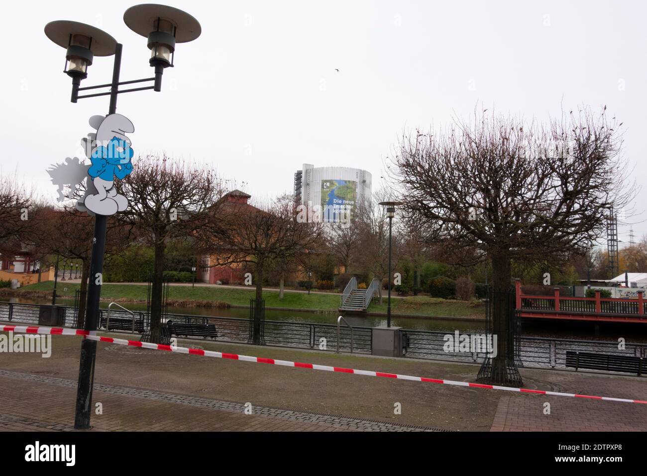 Symbolisches Bild harter Verschluss vor Weihafteren wo sonst zahlreiche Besucher durch den Weihaftertsmarkt schlendern, gibt es eine gähnende Leere: Die Promenade am Centro Oberhausen ist fast menschenleer. Gesperrter Außenbereich, im Hintergrund Gasometer, maximale Anzahl von Neuinfektionen pro Tag. Zwingen Sie die Regierung, alle Einkaufszentren zu schließen - wie das Centro Oberhausen hier am 20. Dezember 2020, Nutzung weltweit Stockfoto