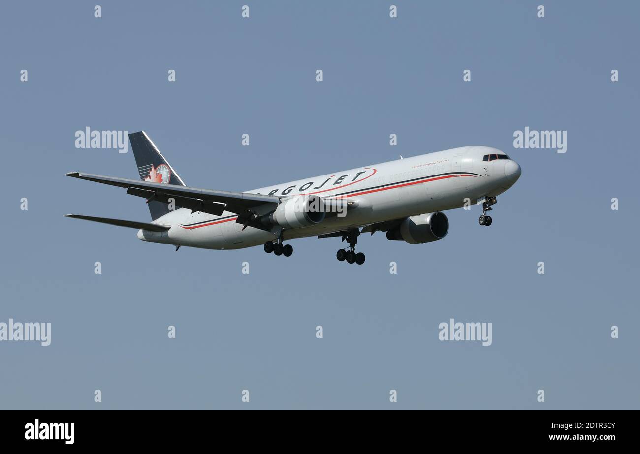 Ein Cargojet Airlines Boeing 767 Frachtflugzeug, Seriennr C-FPIJ, Landung am Flughafen Heathrow, London, Großbritannien, im September 2020. Stockfoto