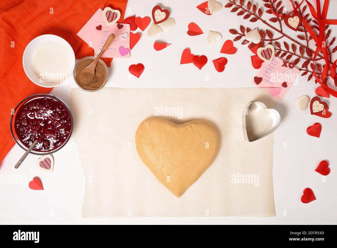 Teig für Herzkekse zum Valentinstag, Zutaten zum Backen für den Urlaub. Dekorative Herzen Draufsicht. Stockfoto