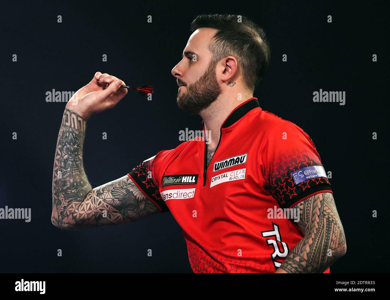 Joe Cullen in Aktion während des achten Tages der William Hill World Darts  Championship im Alexandra Palace, London Stockfotografie - Alamy