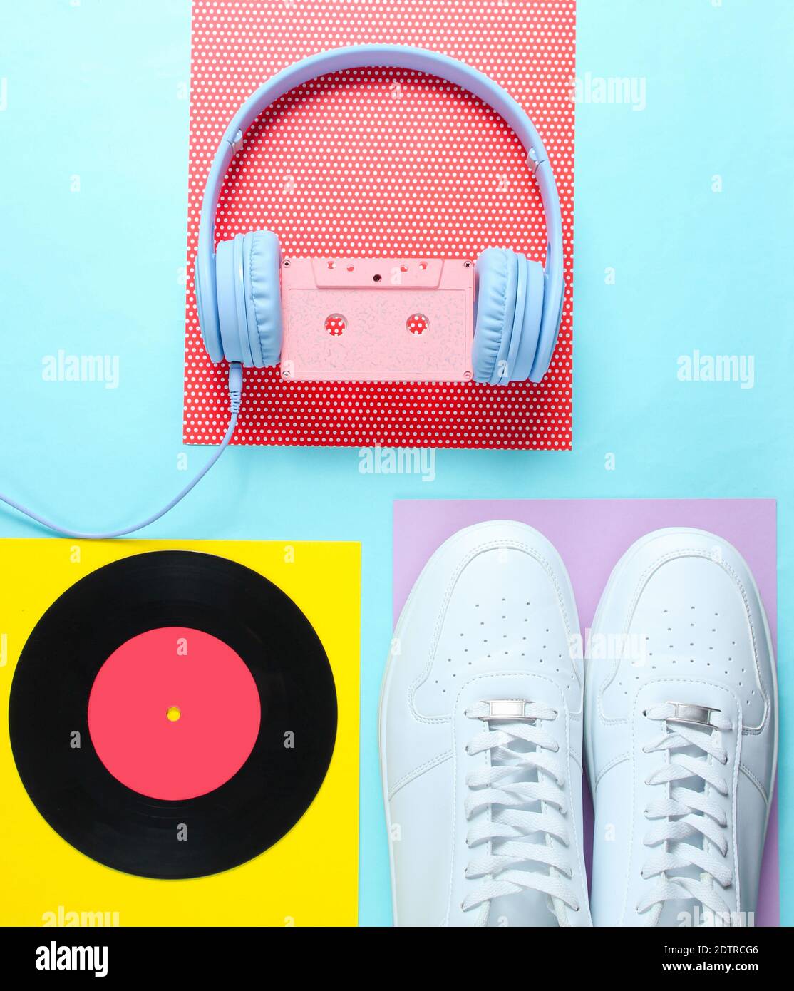 Pop Culture, Retro 80er Jahre altmodische Objekte auf einem kreativen  Hintergrund. Weiße Turnschuhe, Kopfhörer mit Audiokassette, lp-Platte.  Draufsicht. Flach liegend Stockfotografie - Alamy