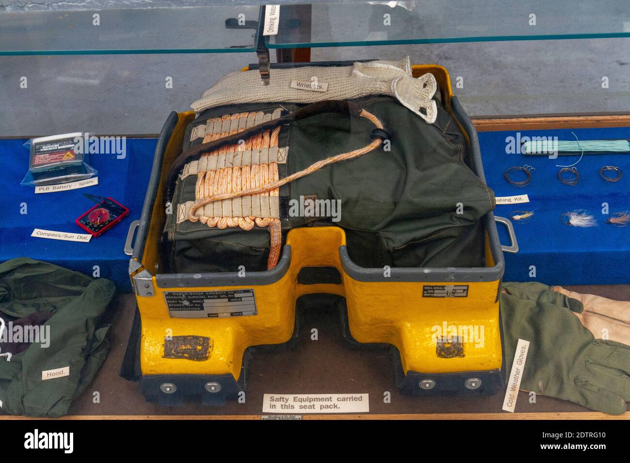Sicherheitsausrüstung, die in einem Auswurfsitz (insbesondere einem Fallschirm), Newark Air Museum, in der Nähe von Newark-on-Trent, Nottinghamshire, Großbritannien, transportiert wird. Stockfoto