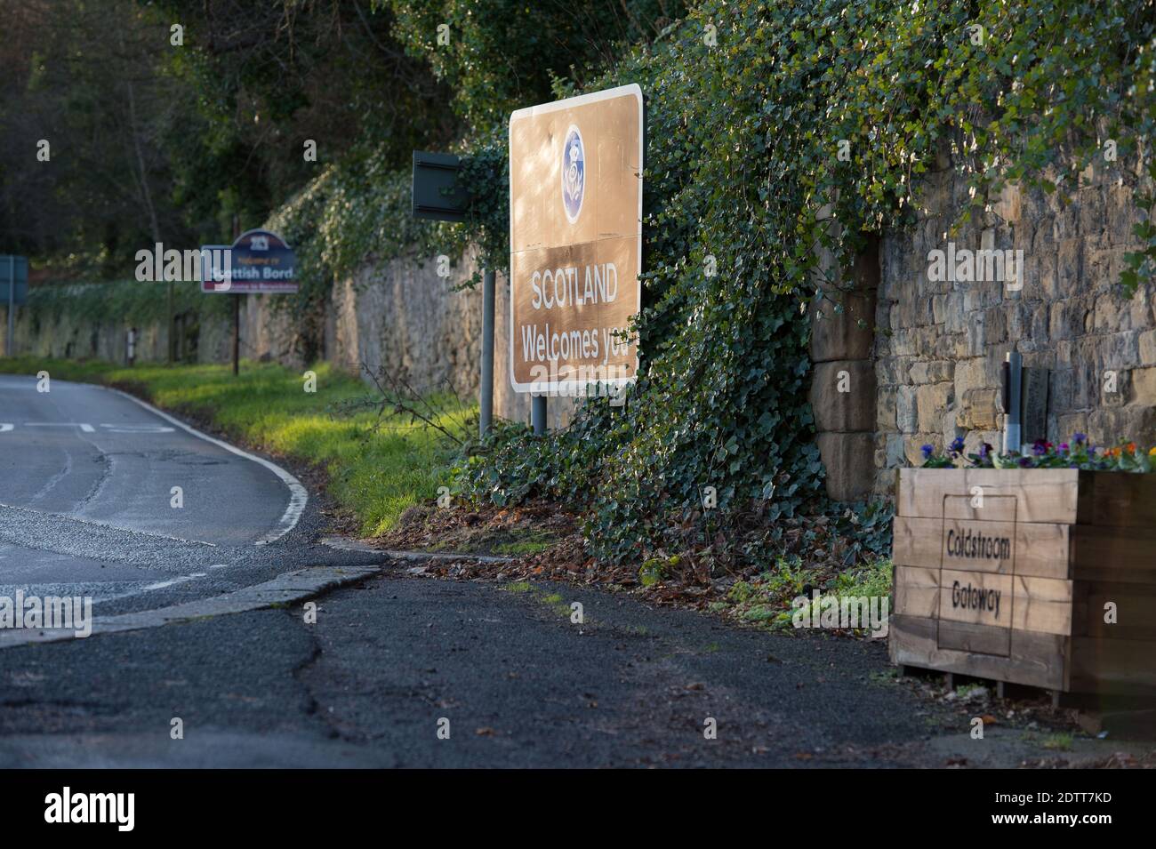 Schottische/englische Grenze, Coldstream, Schottland, Großbritannien. Dezember 2020. Im Bild: Eine sehr ruhige Straße, die Schottland mit dem Norden Englands in der Grenzstadt Coldstream mit der steinernen Bogenbrücke über den Fluss Tweed verbindet. Der schottische erste Minister Nicola Sturgeon hatte grenzüberschreitende Reisen verboten, um die Ausbreitung des neuen Coronavirus-Stammes (COVID19) zu stoppen. Es gibt eine kleine Polizeipräsenz, aber der Verkehr ist frei fließend und leicht. Quelle: Colin Fisher/Alamy Live News Stockfoto