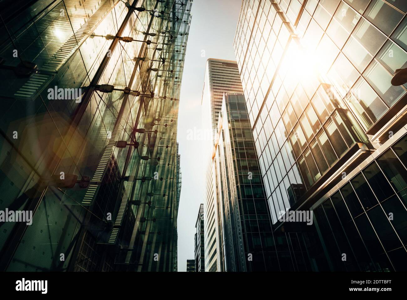Moderne Stadtbauarchitektur mit Glasfronten an einem klaren Tag bei Sonnenaufgang in London, England Stockfoto