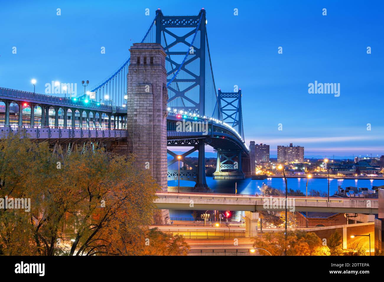 Philadelphia, Pennsylvania, USA an der Benjamin Franklin Bridge über den Delaware River in Richtung Camden, New Jersey. Stockfoto