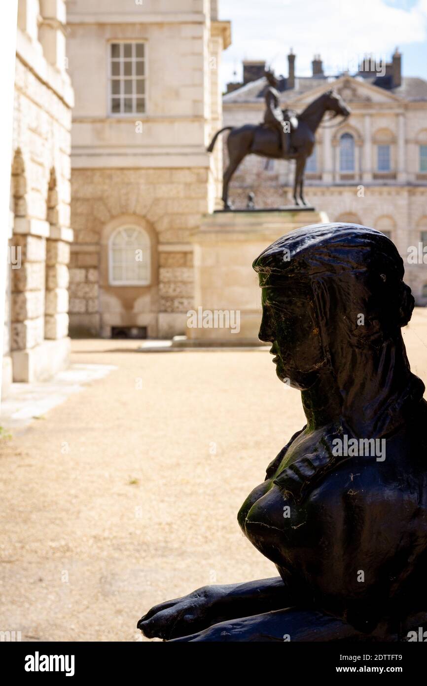 Sphinx vor der Pferdekaserne in London Mit der Reiterstatue auf einem Sockel im Hintergrund Stockfoto