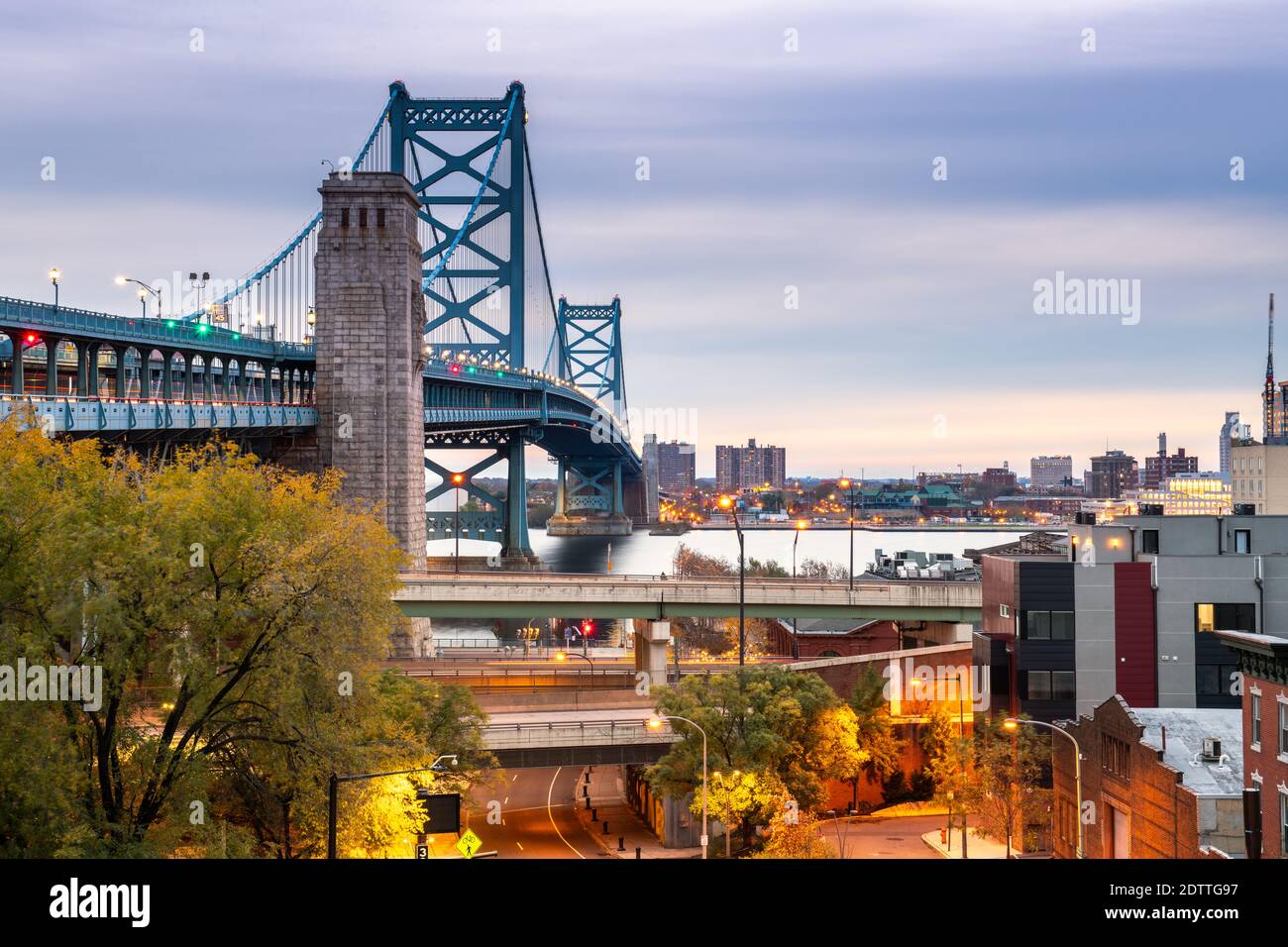 Philadelphia, Pennsylvania, USA an der Benjamin Franklin Bridge über den Delaware River in Richtung Camden, New Jersey. Stockfoto