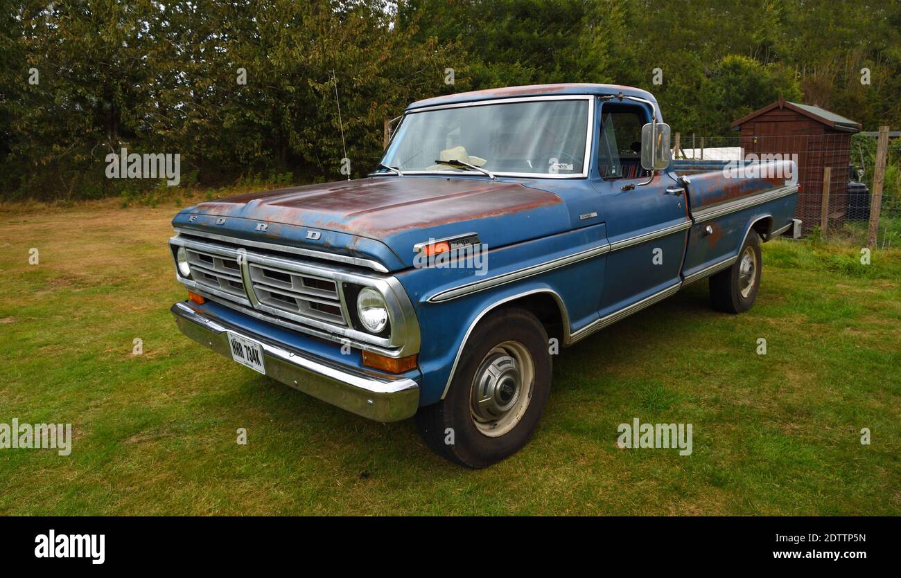 Classic Blue Ford F 250 Pickup isoliert auf Parkland geparkt. Stockfoto