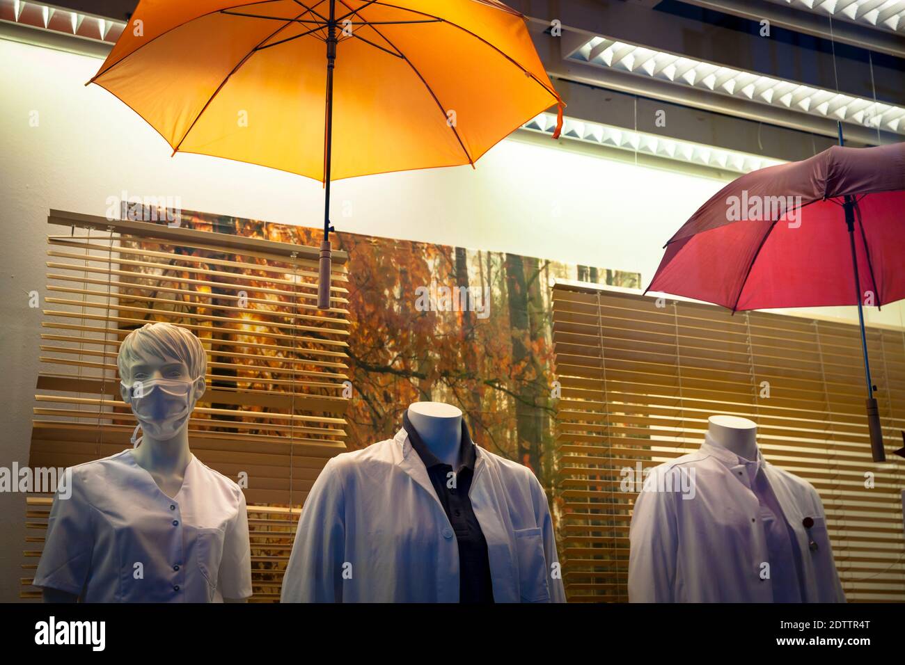 Schaufensterpuppen im Schaufenster eines Ladens für Arbeitskleidung in der Altstadt von Köln. Schaufensterpuppen eines Schicksals für Berufskleidung Stockfoto