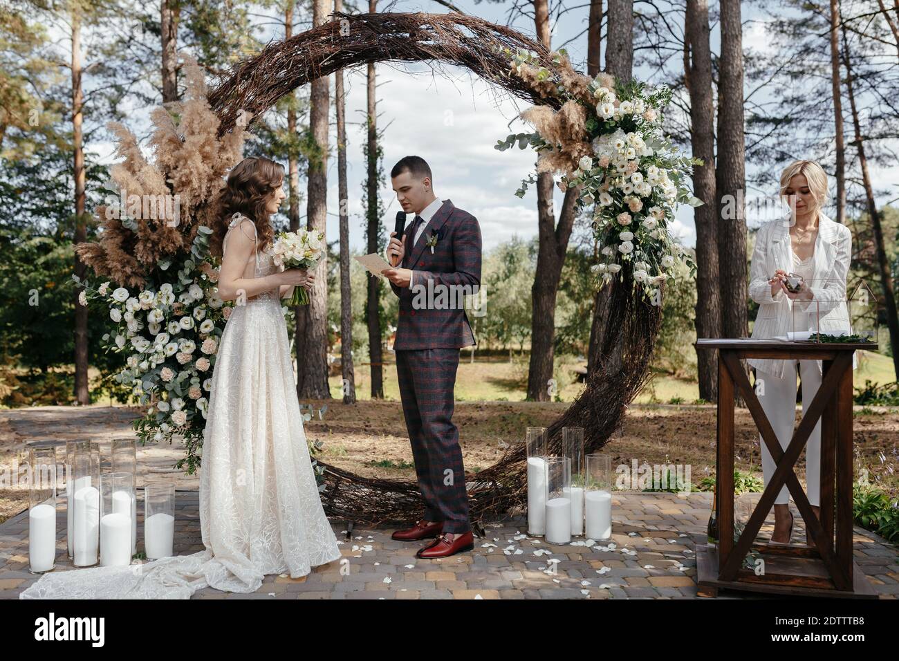 Happy Groom sagt einen Eid während der Hochzeitszeremonie. Frohe Ehe Stockfoto