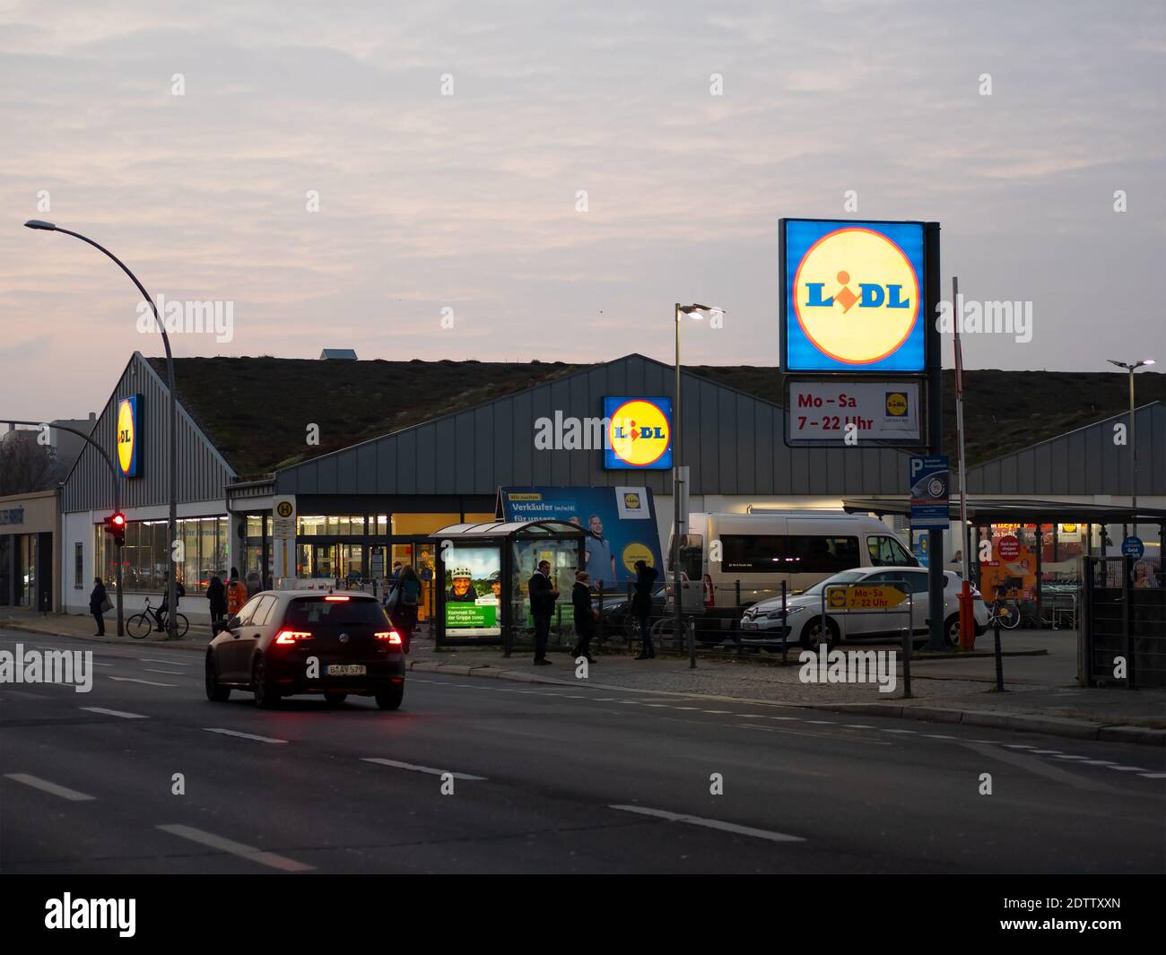 BERLIN, DEUTSCHLAND - 2. DEZEMBER 2020: Lidl Supermarkt in Berlin, Deutschland am Abend im Winter Stockfoto