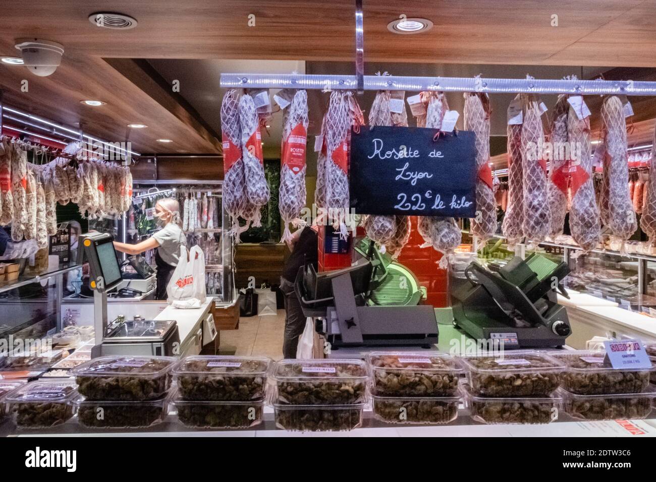 Lyon (Frankreich), 22. Dezember 2020. Das Halles de Lyon Paul Bocuse ist ein wichtiges Zentrum der Gastronomie von Lyon und ist während der Weihnachtszeit in vollem Gange. Stockfoto