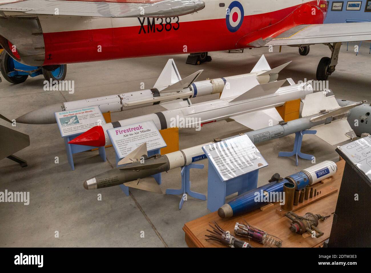 Eine Reihe von Luft-Luft-Raketen, die im Newark Air Museum in der Nähe von Newark-on-Trent, Nottinghamshire, Großbritannien, ausgestellt sind. Stockfoto