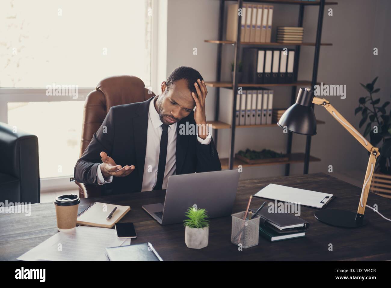 Porträt von frustrierten afro amerikanischen Mann ceo Vertreter Agent Sit  Schreibtisch Arbeit Laptop kann nicht lösen Start bis Entwicklung  Fortschritt Karriere Dilemma in Stockfotografie - Alamy