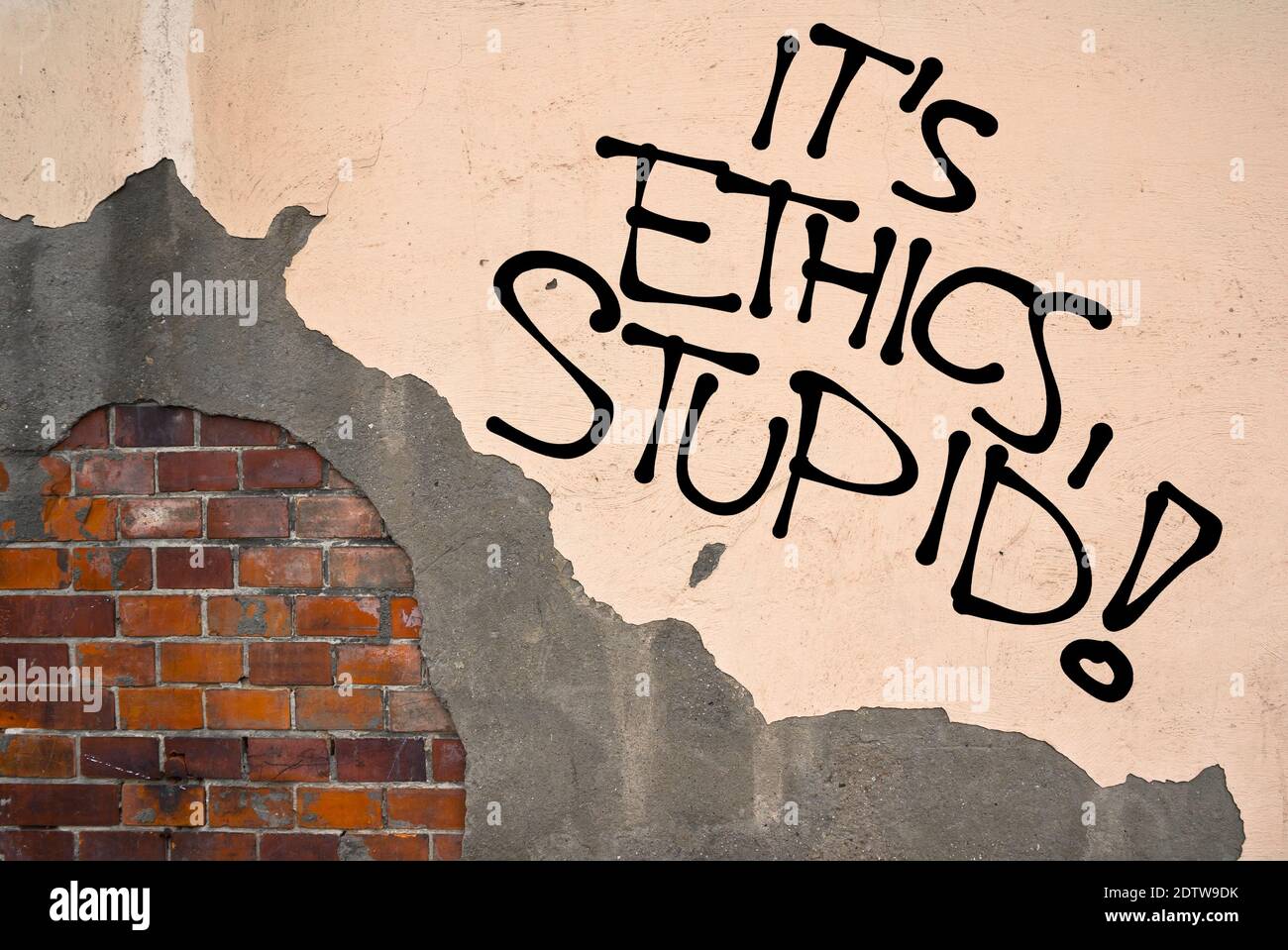 Handgeschriebenes Graffiti Es ist Ethik, dumm! An die Wand gesprüht, anarchistische Ästhetik. Appell an die Achtung Ethik und moralische Integrität als die wichtigsten Stockfoto