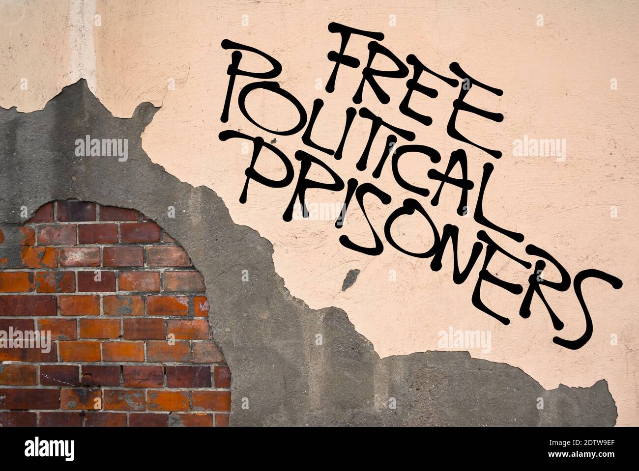 Handgeschriebenes Graffiti Freie politische Gefangene sprühten an die Wand, anarchistische Ästhetik. Appell, die Regierung zu kritisieren, die ihre Oppositio verfolgt Stockfoto