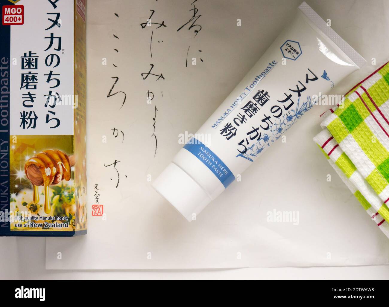 GOMEL, WEISSRUSSLAND - 21. DEZEMBER 2020: Japanische Manuka Herb Zahnpasta. Manuka-Honig ist ein monoflouraler Honig, der aus dem Nektar des mānuka-Baumes hergestellt wird. Stockfoto