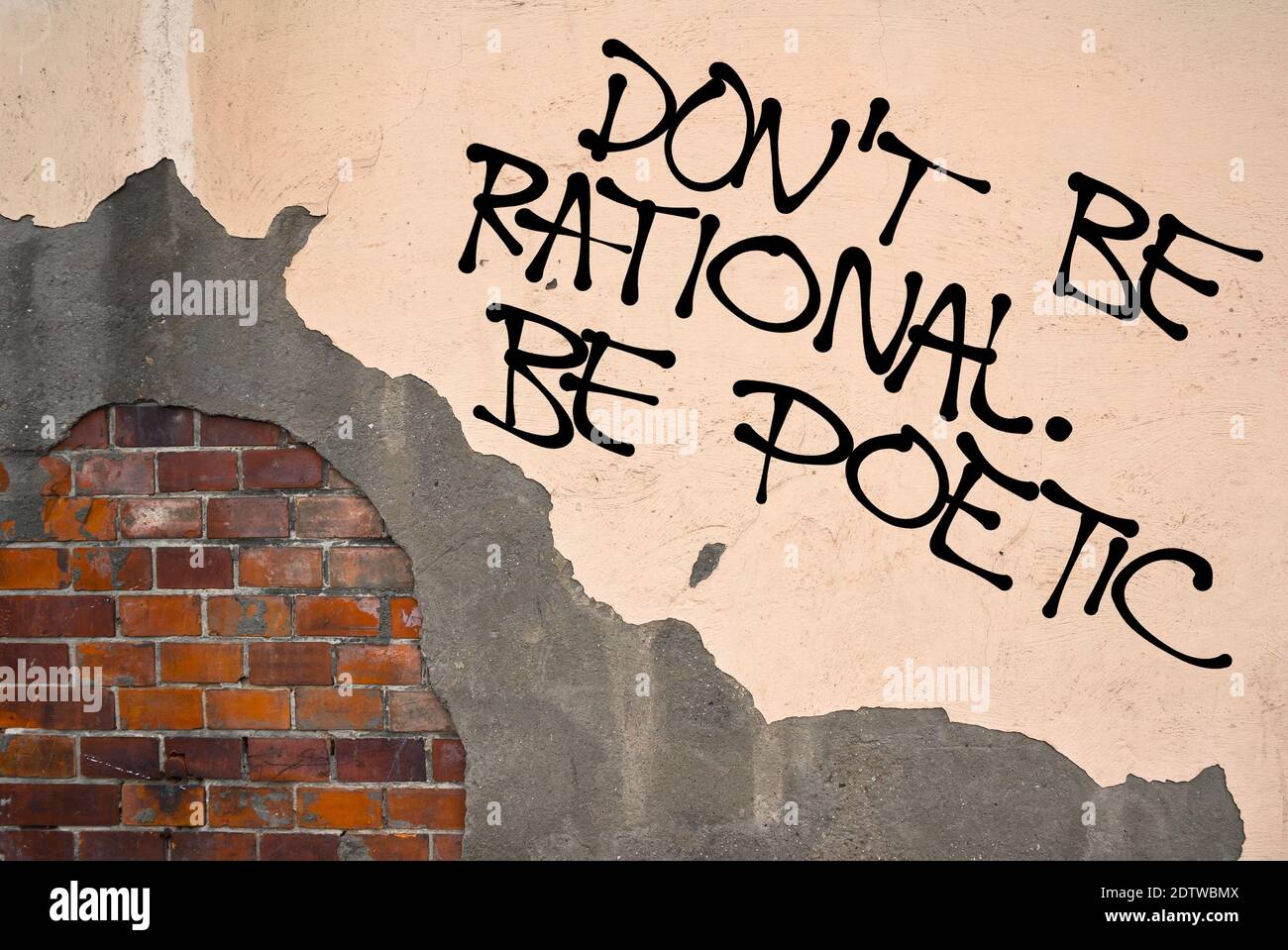 Handgeschriebene Graffiti sind nicht rational. Sei poetisch an die Wand gesprüht, anarchistische Ästhetik. Appellieren Sie an, aufgeschlossene Kreativität und Denkweisen zu schätzen Stockfoto