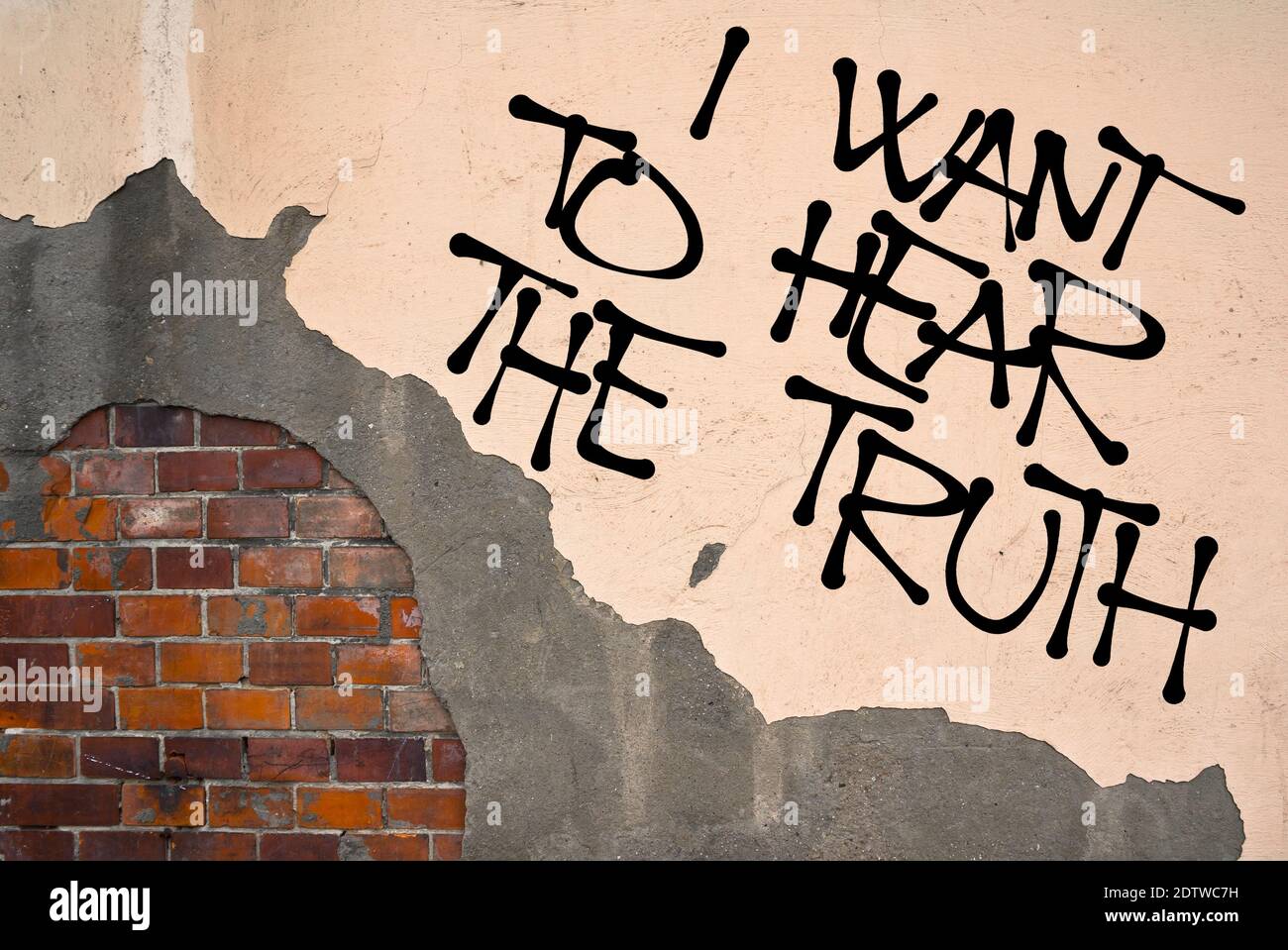 Handgeschriebenes Graffiti Ich möchte die Wahrheit an die Wand gesprüht hören, anarchistische Ästhetik. Protest gegen Lügen, Betrug und Manipulation Stockfoto
