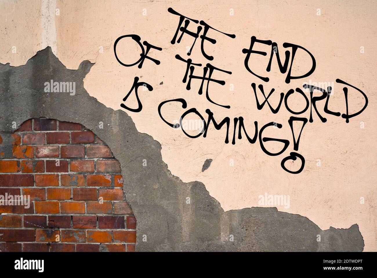 Das Ende der Welt kommt - handgeschriebene Graffiti an die Wand gesprüht, anarchistische Ästhetik. Warnung vor ökologischer Katastrophe, Explosion von Nucle Stockfoto