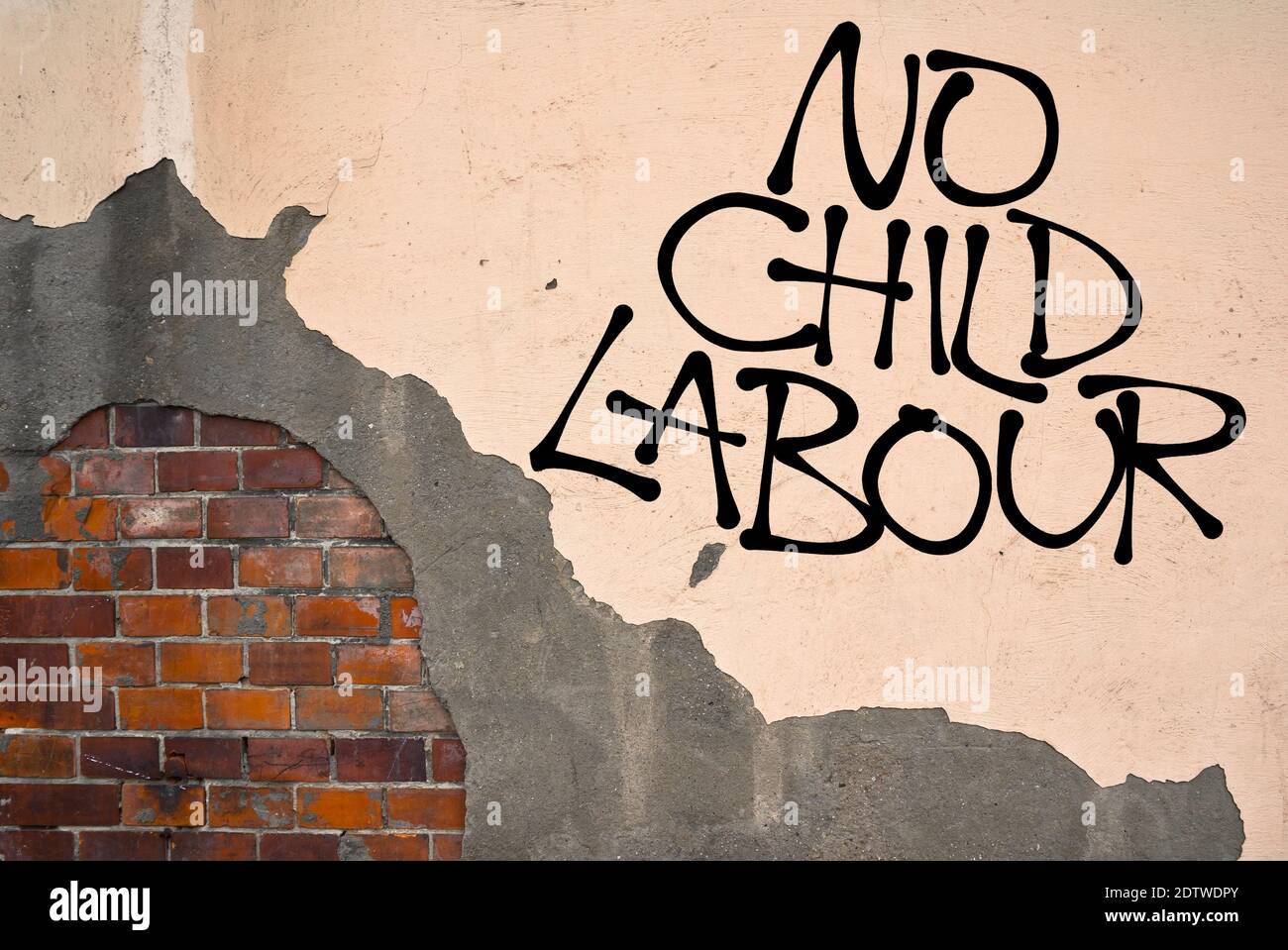 No Child Labor - handgeschriebene Graffiti an die Wand gesprüht, anarchistische Ästhetik. Aufruf zur Bekämpfung der Ausbeutung der Kinderarbeit Stockfoto