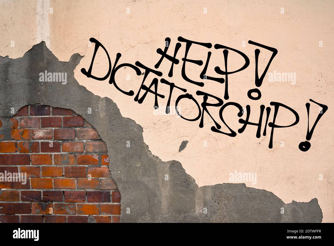 Hilfe! Diktatur - handgeschriebene Graffiti an die Wand gesprüht, anarchistische Ästhetik - Gefahr des autoritären, absolutistischen, dominanten Herrschers und seiner / er Stockfoto