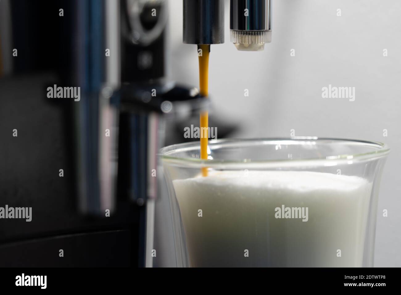 Moderne Kaffeemaschine für Latte Macchiato Stockfoto