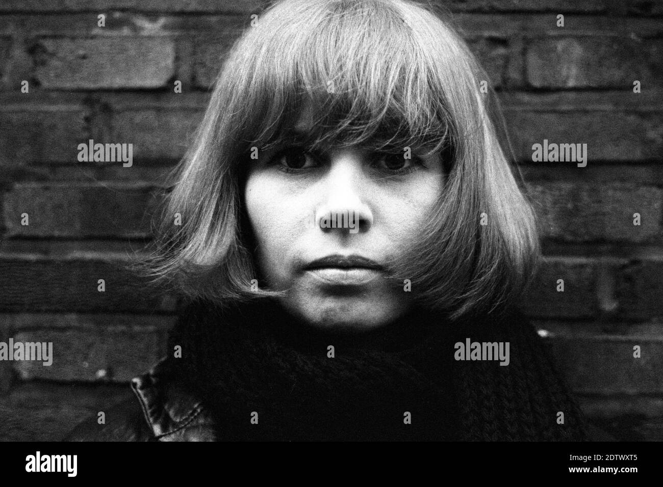 Astrid KIRCHHERR, Deutschland, Fotografin und Künstlerin, Portrait, portrÃ t, Portrait, beschnittenes Einzelbild, Einzelmotiv, vor dem Hamburger Star Club, wurde bekannt für ihre Fotos und Freundschaft mit den Beatles, deren legendäre Pilzfrisur auf ihre Empfehlung, Hamburger Star Club, 06.01.1963, zurückzuführen ist Stockfoto